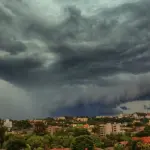 Calorão e intenso abafamento agravam risco de temporais isolados