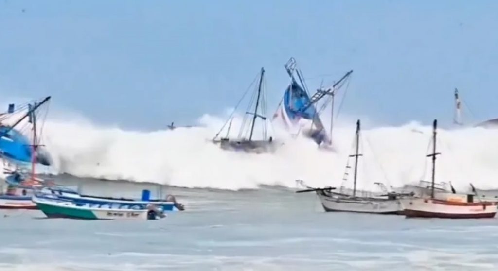 Ondas gigantes atingem a costa Oeste da América do Sul; veja vídeos