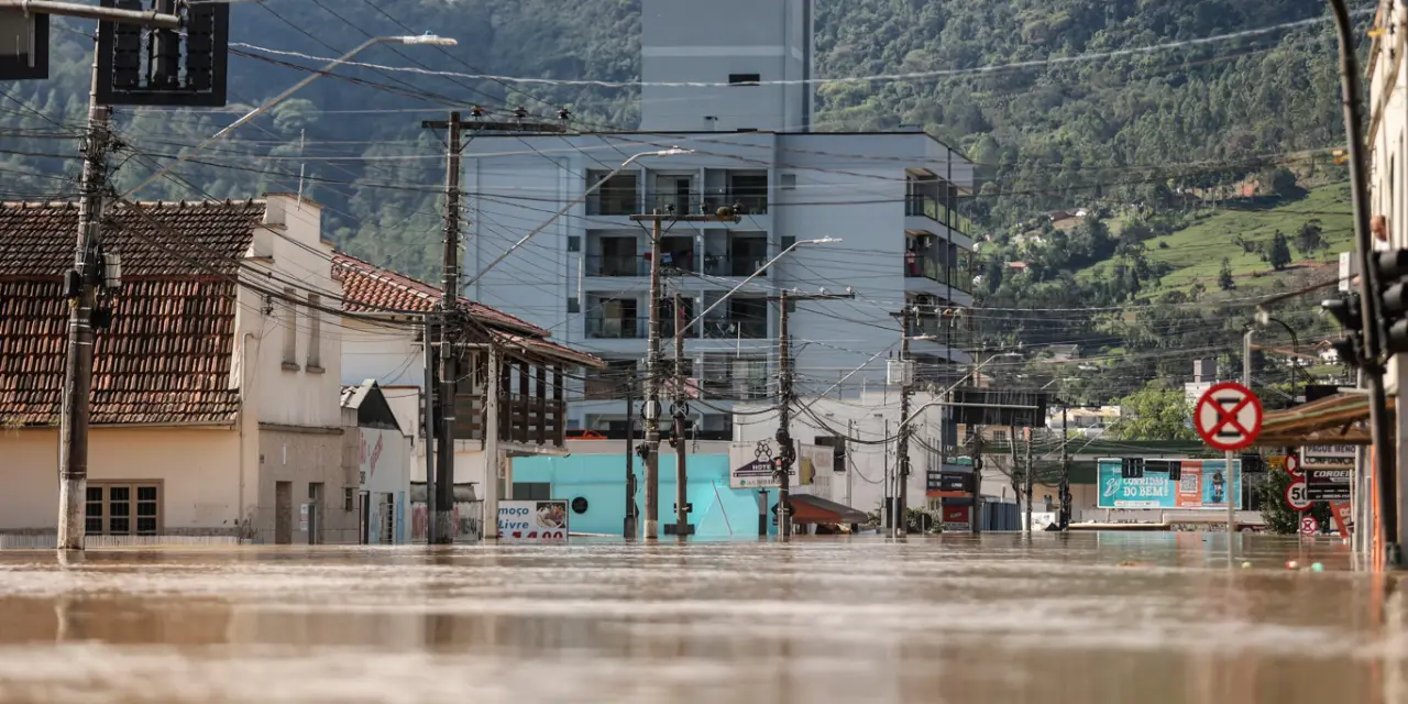 <span class="entry-title-primary">Defesa Civil alerta que maiores rios de SC atingirão níveis de emergência</span> <h2 class="entry-subtitle">Volumes excessivos a extremos de chuva começam a castigar Santa Catarina e autoridades alertam para enchentes </h2>