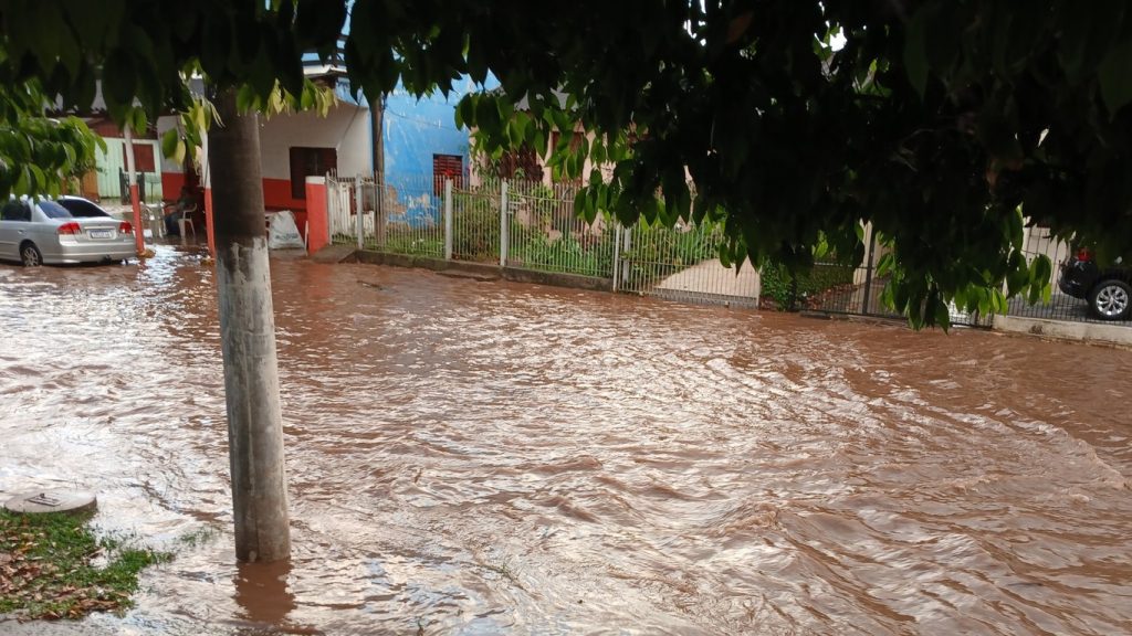 Chuva forte no fim de tarde causa alagamentos na Grande Porto Alegre
