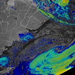 Ciclone que favoreceu tempestades vira bomba longe do continente