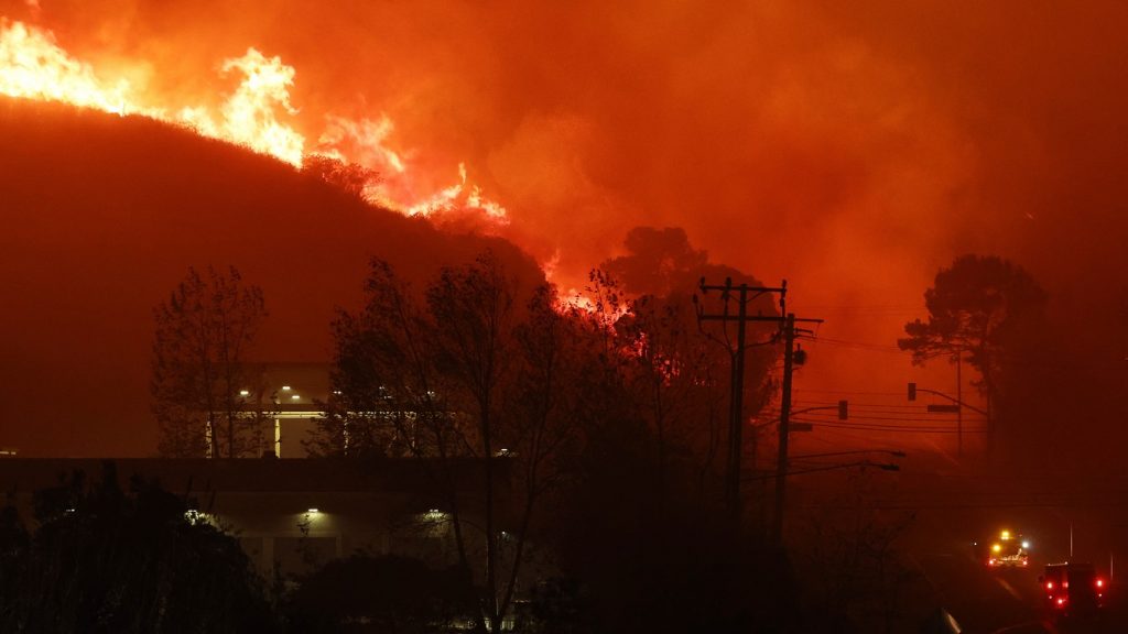 Grande incêndio atinge cidade das mansões dos artistas de Hollywood