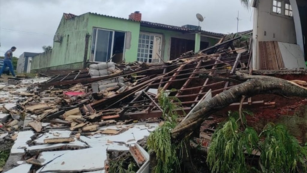 Vendaval provoca destruição em cidade do Sul gaúcho