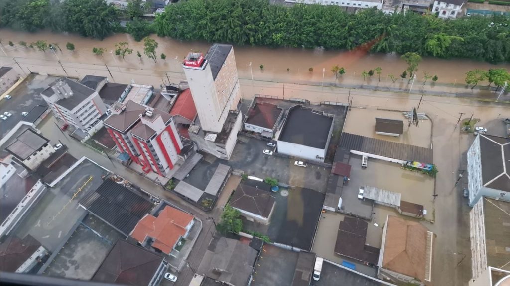 Semana começa com novos avisos de muita chuva em SC e no PR