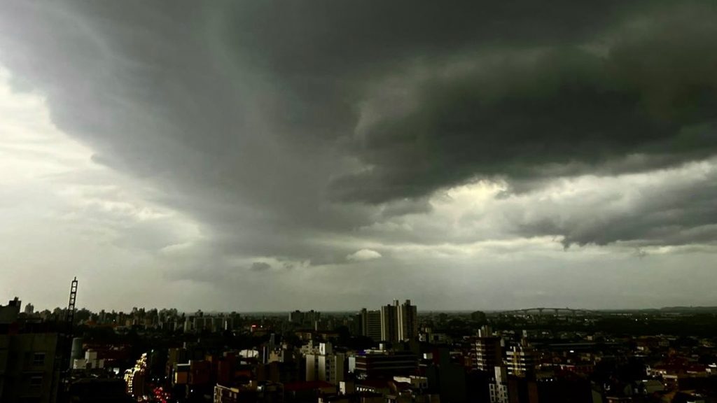 Baixa pressão que formará ciclone subtropical Biguá traz muita chuva