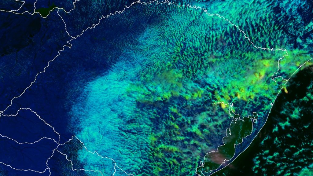 Próximas horas têm risco de chuva forte a intensa localizada
