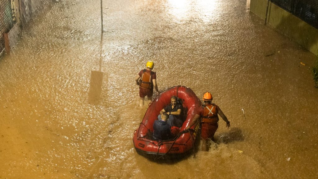 Começo do verão de perigo por excesso de chuva no Sudeste do Brasil