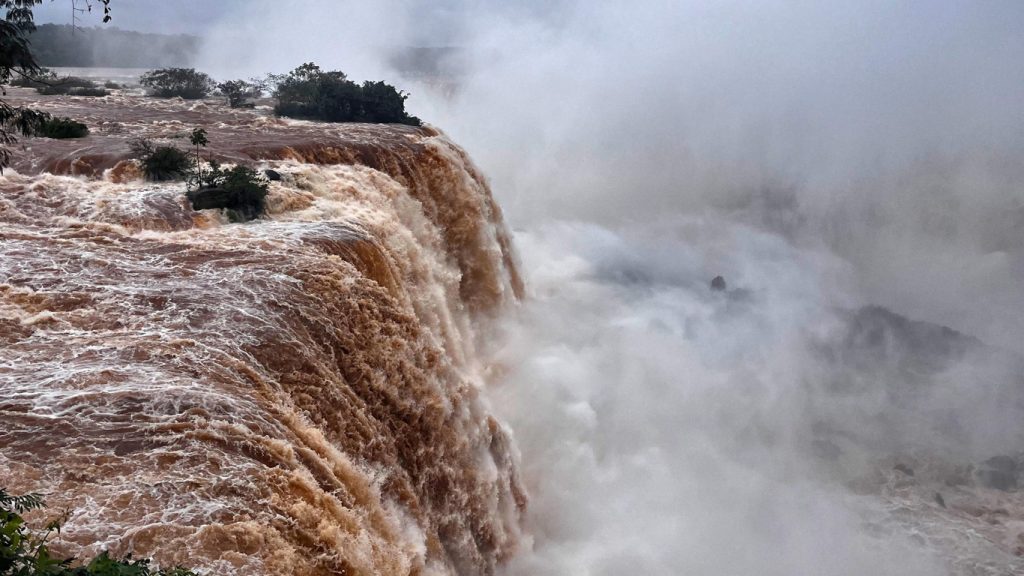 Fotos: chuva extrema no Paraná causa enorme vazão nas cataratas