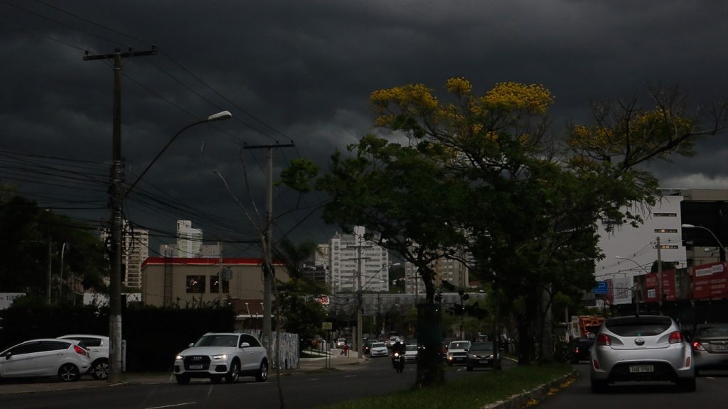 Frente fria muda o tempo neste começo de semana