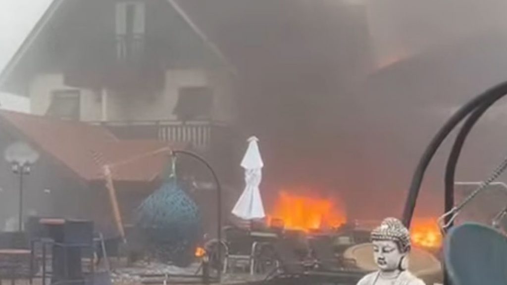 Avião cai em Gramado e atinge prédios sob forte nevoeiro