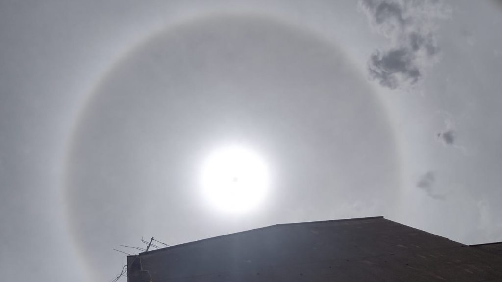 Halo solar é observado em Porto Alegre antes da mudança do tempo