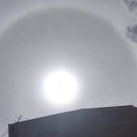 Halo solar é observado em Porto Alegre antes da mudança do tempo