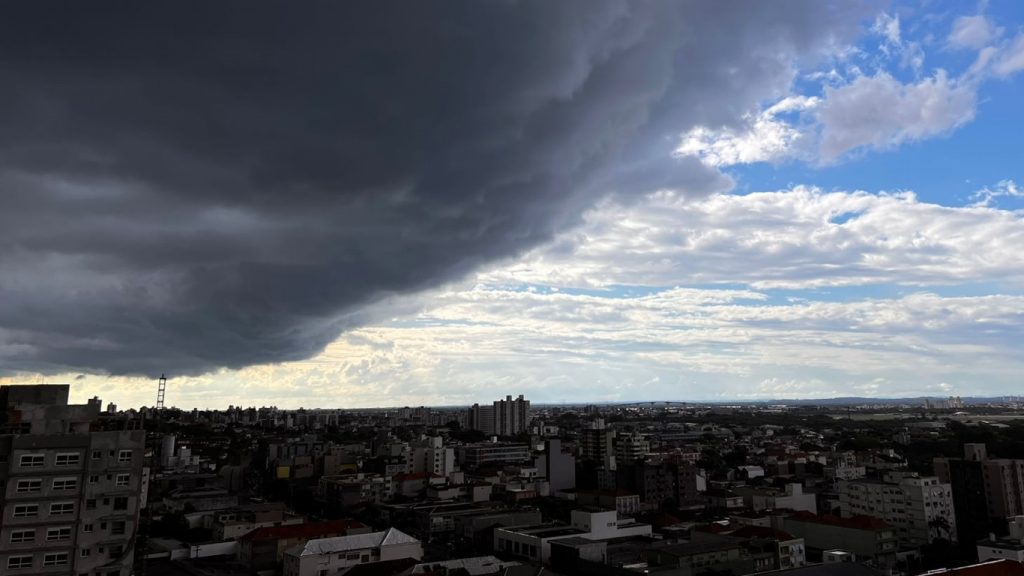 Circulação ciclônica traz sol, nuvens, abafamento e chuva forte isolada