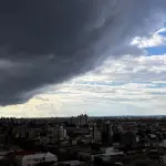Circulação ciclônica traz sol, nuvens, abafamento e chuva forte isolada