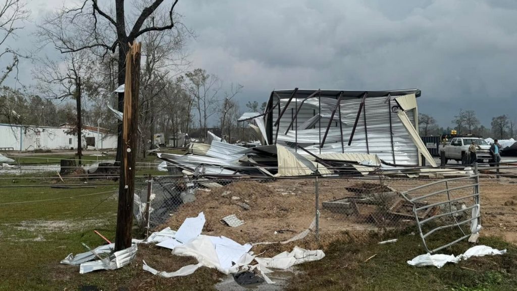 Onda de tornados de inverno deixa mortos e destruição nos EUA