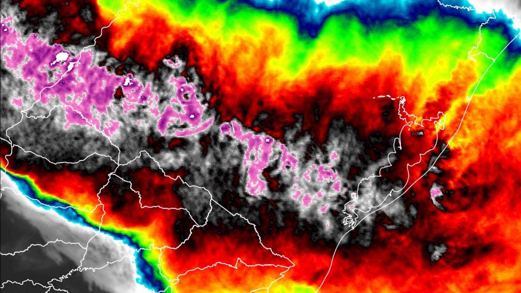 Temporais com vendavais e granizo avançam em noite de alerta no RS