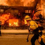 Prefeita de Los Angeles sob críticas por cortar orçamento dos bombeiros
