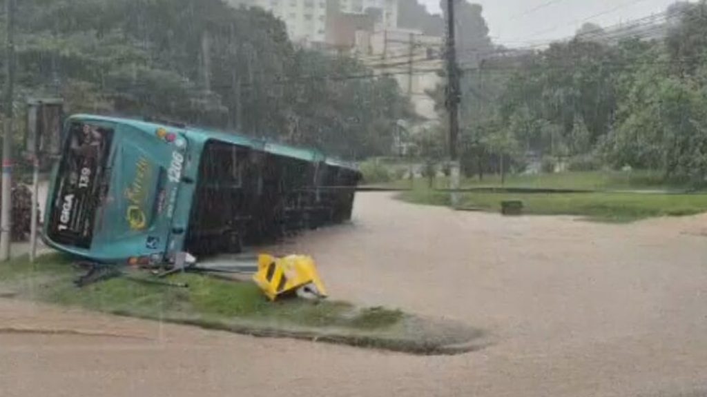 Cenário de alerta por chuva volumosa de Santa Catarina a São Paulo