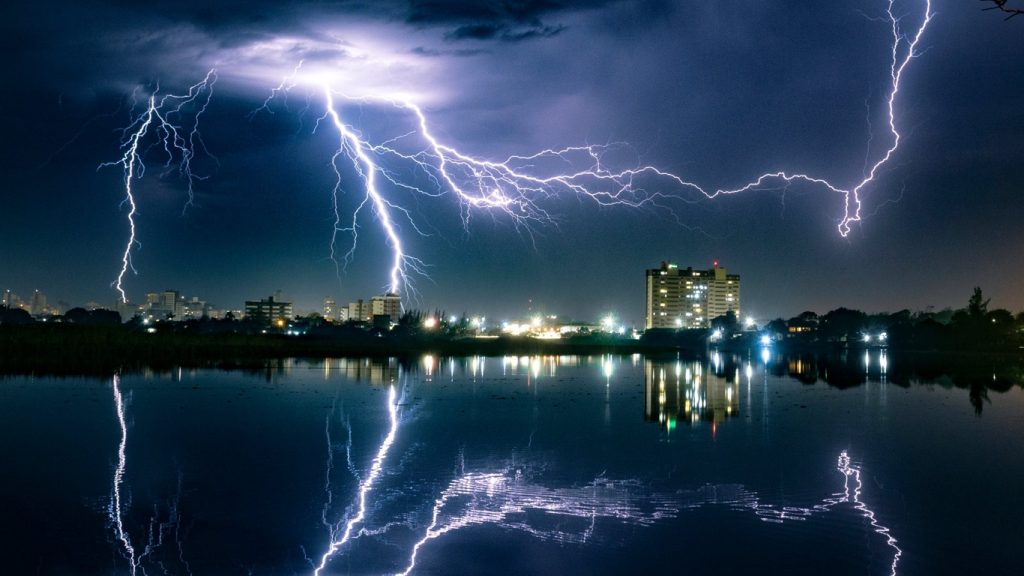 Baixa pressão traz cenário de risco de chuva intensa e tempestades