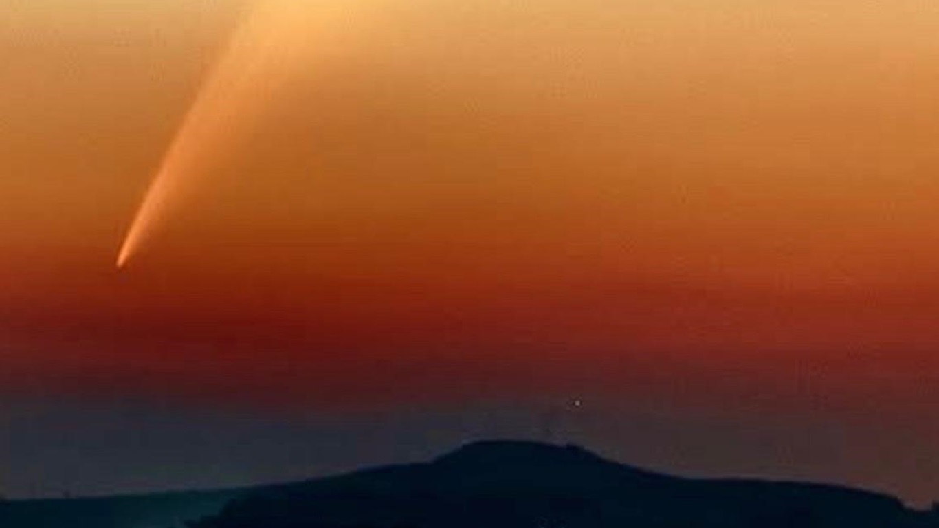 Cometa é visto no céu do Rio Grande do Sul após sobreviver ao Sol Cometa C/2024 G3 (ATLAS) resistiu à passagem pelo Sol dias atrás e apresenta uma longa cauda que pode ser vista ao fim da tarde