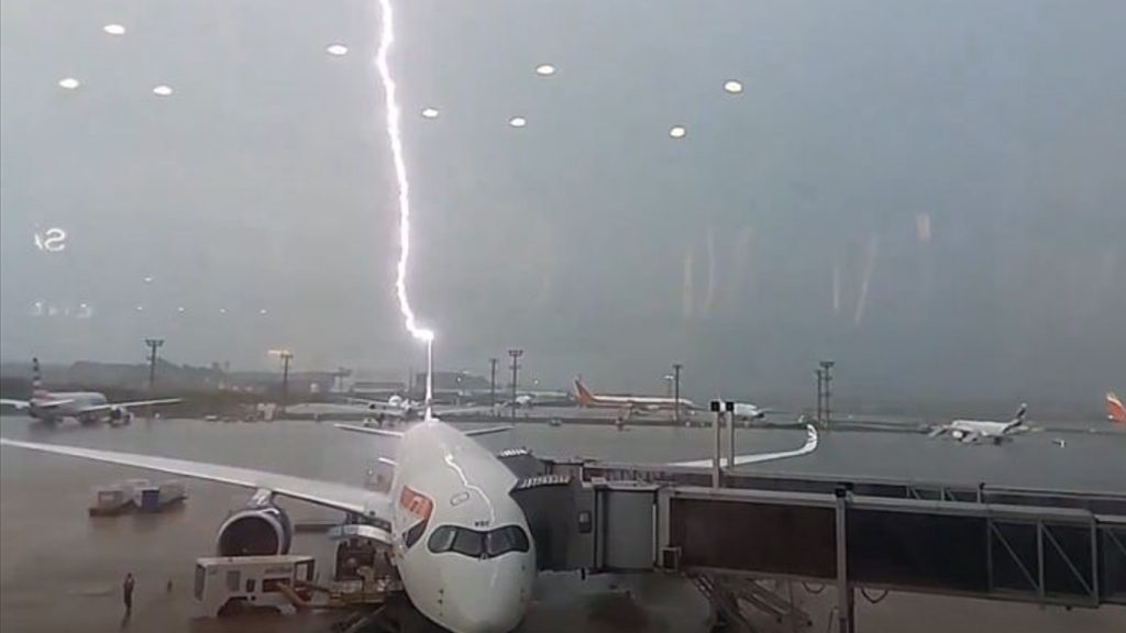Vídeo registra raio atingindo avião em Guarulhos; veja
