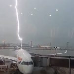 Vídeo registra raio atingindo avião em Guarulhos; veja