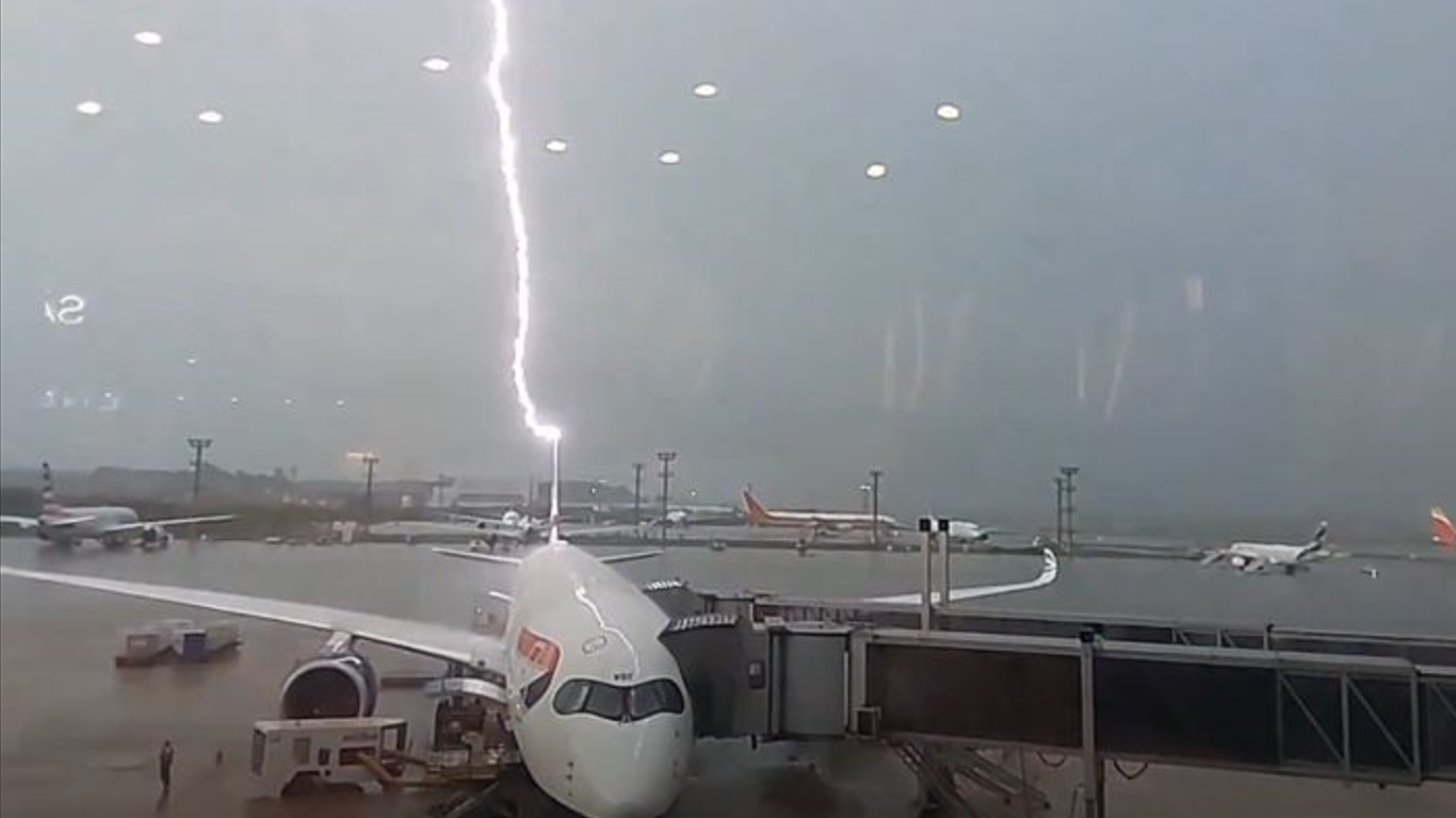 Vídeo registra raio atingindo avião em Guarulhos; veja Passageiro registrou momento em que raio atingiu aeronave da British Airways durante temporal da tarde de ontem em São Paulo