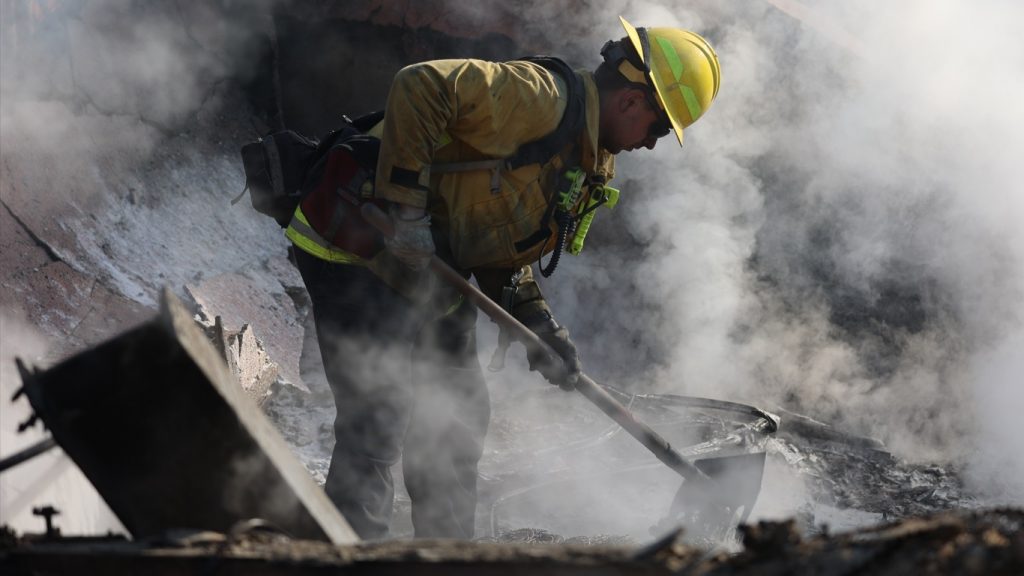Brisa marítima faz Los Angeles respirar após tempestade de fogo