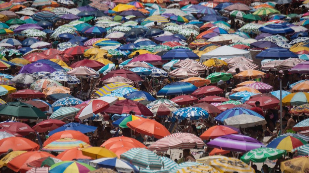 Onda de calor ganha força no Sudeste e lota as praias da região