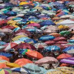 Onda de calor ganha força no Sudeste e lota as praias da região
