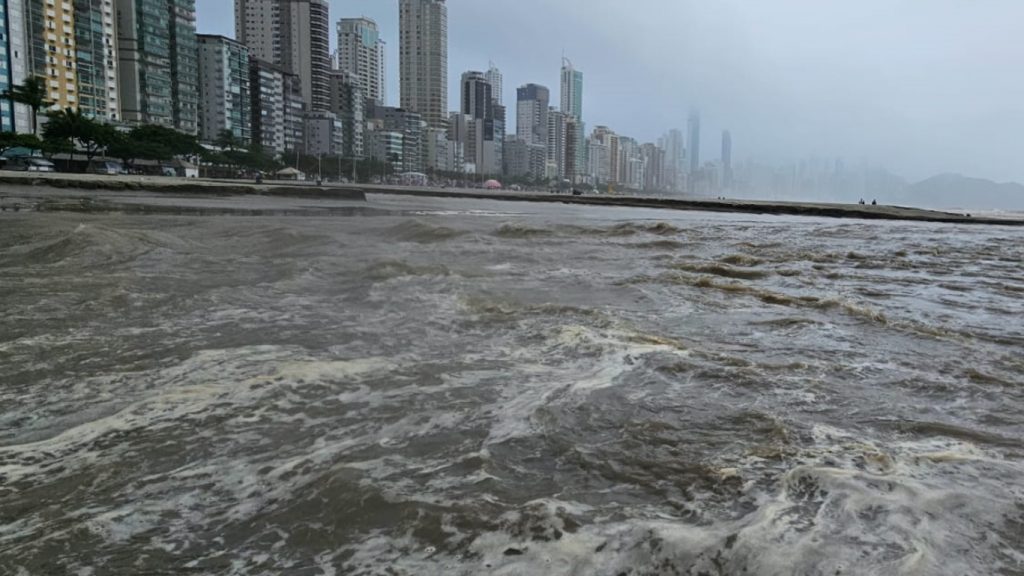 Imagens mostram como ficou Balneário Camboriú com a chuva intensa