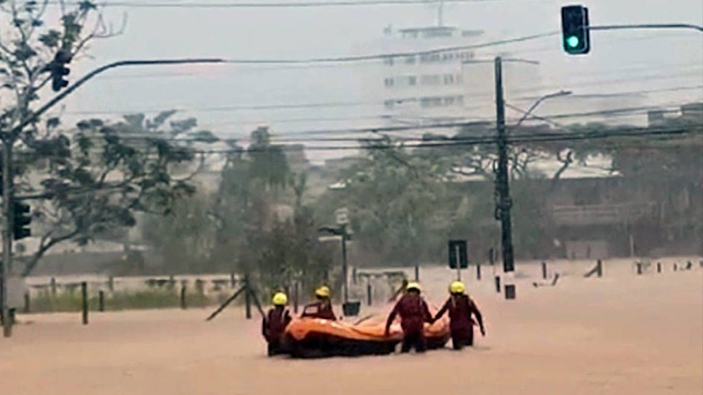 Florianópolis decreta emergência, chuva já soma 350 mm e continua hoje