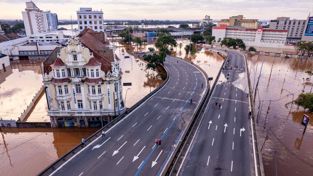 Cientistas alertam sobre efeito que trouxe enchente no RS e fogo nos EUA