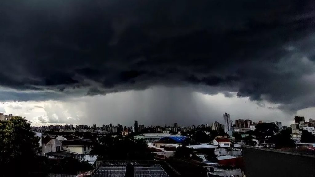 Curitiba tem risco por vários dias seguidos de chuva forte e alagamentos