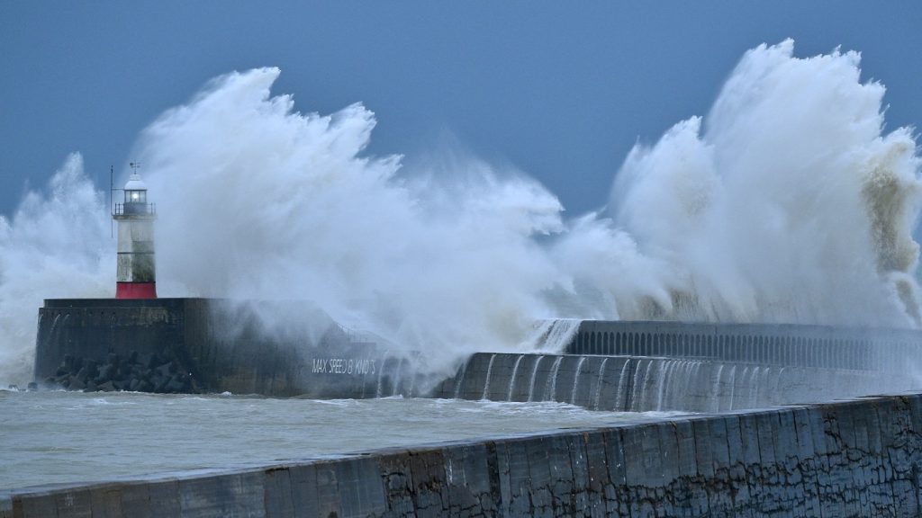 Reino Unido e Irlanda em alerta máximo por ciclone de 200 km/h