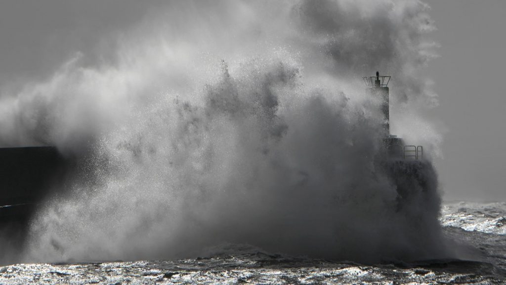 Terceiro ciclone intenso em dez dias causa ondas gigantes na Europa