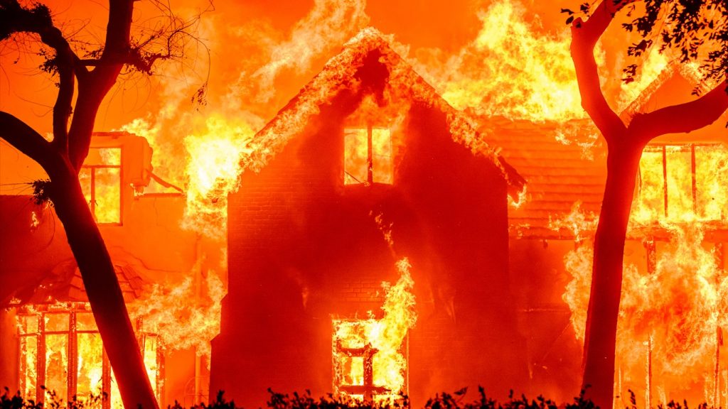 Imagens impressionantes mostram a tempestade de fogo em Los Angeles