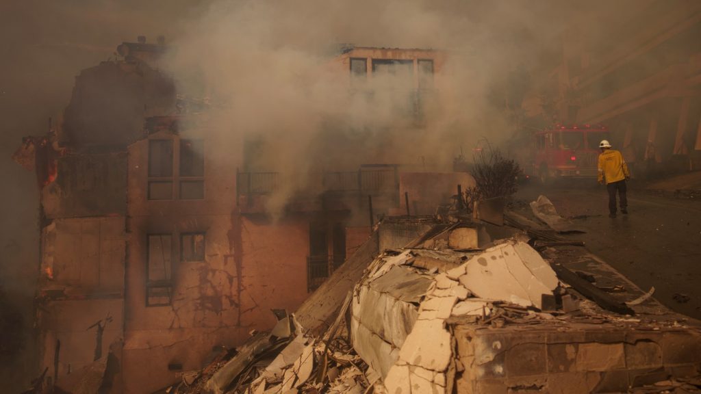 Ladrão vestido de bombeiro é preso ao saquear casas em Los Angeles