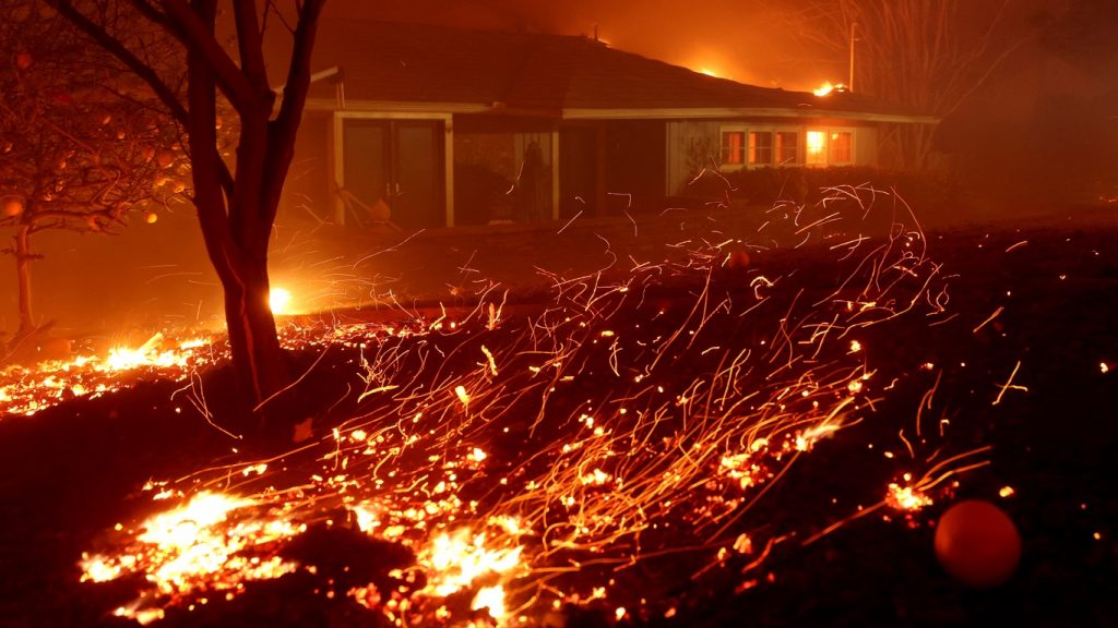 Vento com força de furacão ameaça a Califórnia com mais incêndios