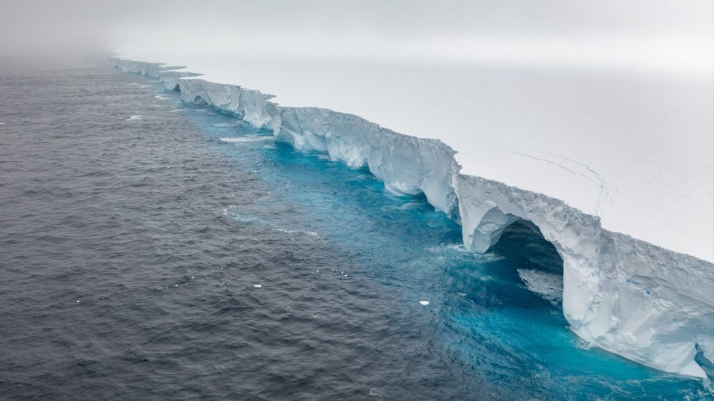 Mega iceberg deixa cientistas em alerta e ameaça santuário de pinguins