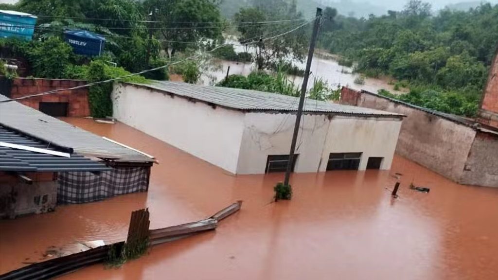 Chuva extrema inunda cidades e deixa dez mortos em Minas Gerais