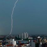 Chuva forte, vento e granizo durante temporal em Porto Alegre