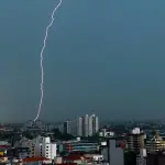 Chuva forte, vento e granizo durante temporal em Porto Alegre