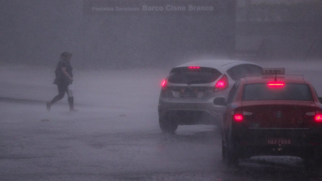 Porto Alegre registra até um terço da média de chuva do mês em 12 horas