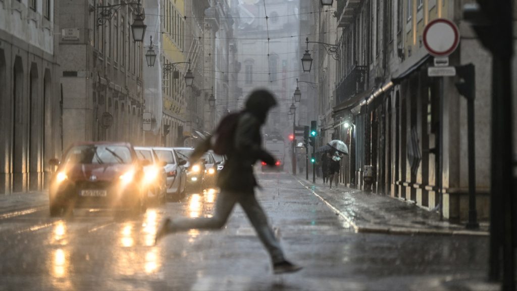 Alerta vermelho em Portugal por vento e ondas de 14 metros por ciclone