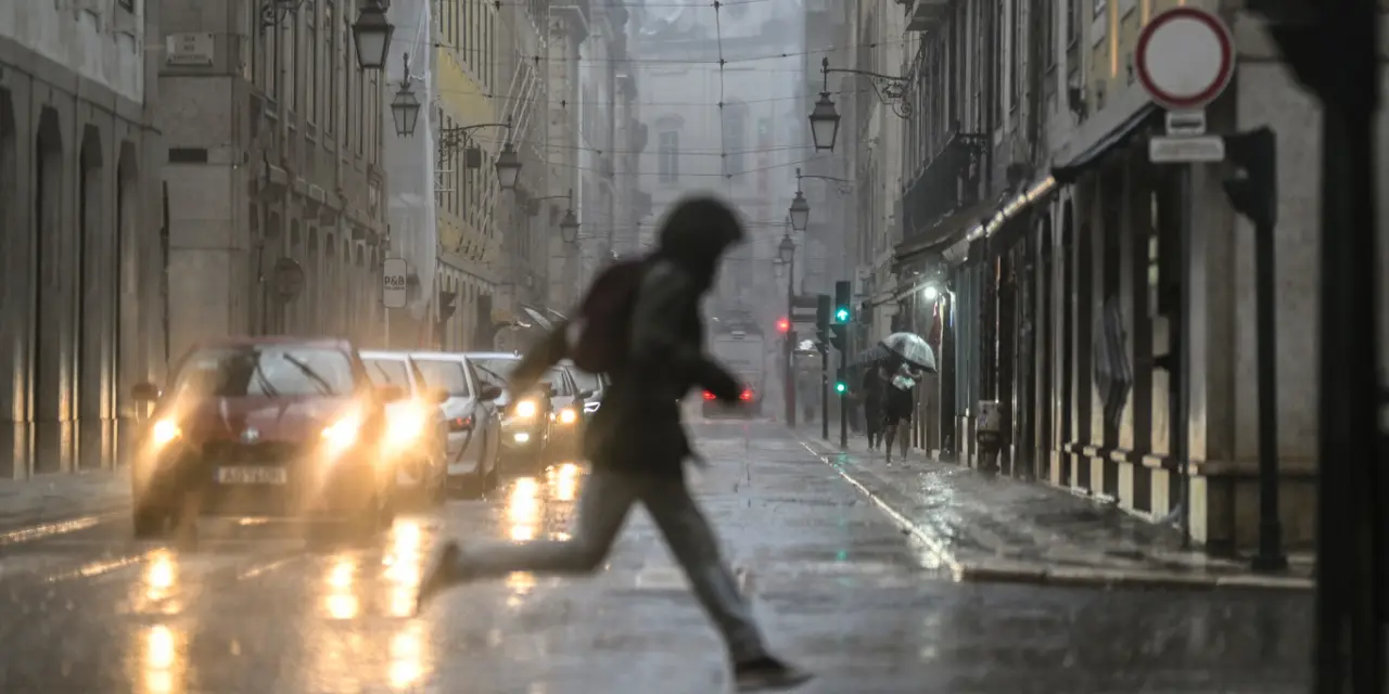<span class="entry-title-primary">Alerta vermelho em Portugal por vento e ondas de 14 metros por ciclone</span> <h2 class="entry-subtitle">Todos os departamentos de Portugal estavam em alerta hoje devido aos efeitos do intenso ciclone extropical Herminia </h2>
