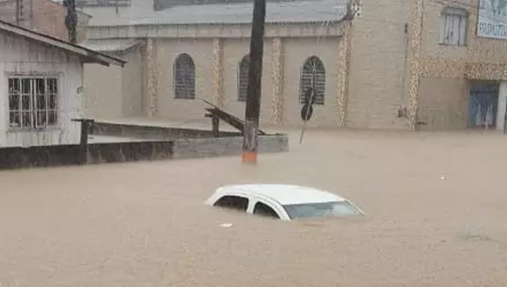 Chuva castiga Nordeste de Santa Catarina e há alerta de mais água por vir