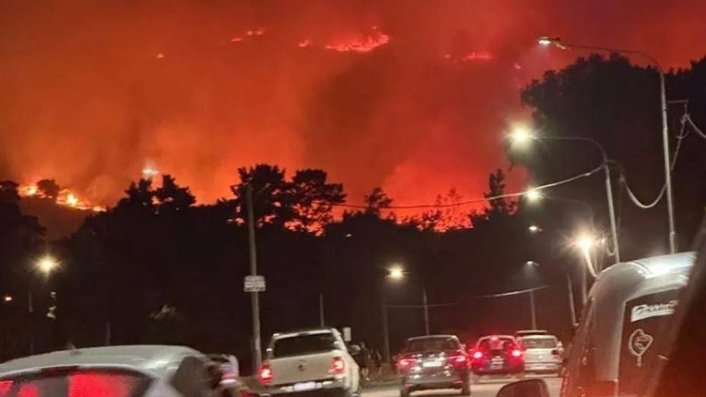 Onda de calor provoca incêndio florestal na Argentina