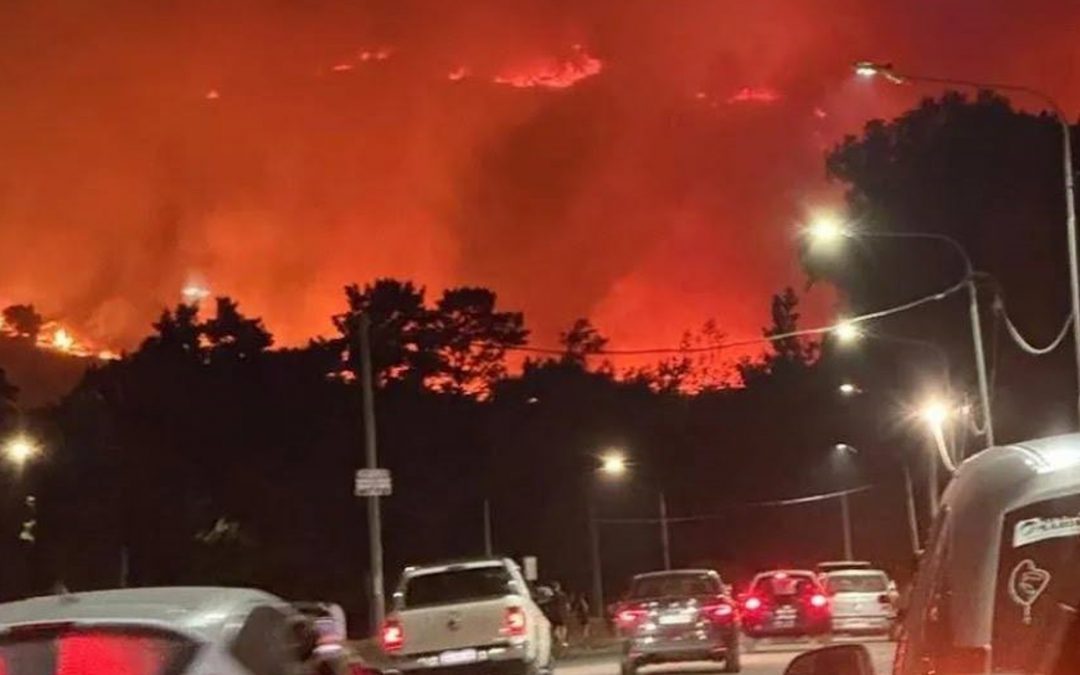 Onda de calor provoca incêndio florestal na Argentina Bombeiros conseguem controlar incêndio florestal que atingiu uma zona turística da província de Buenos Aires