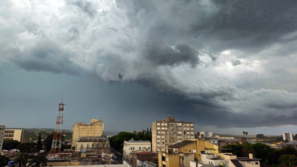 Calor muito intenso volta a favorecer temporais nesta sexta-feira